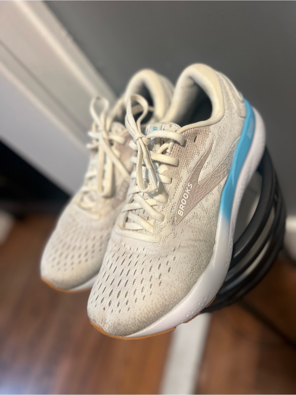 Brooks Neutral Running Shoes in Cream with Blue Accent size 8.5 B
